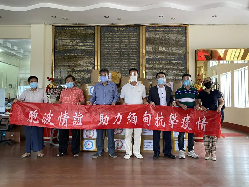 右起：李福泉会长（右三）、林文猛会长、何其林主任、黄泉祥总干事、林长仁秘书