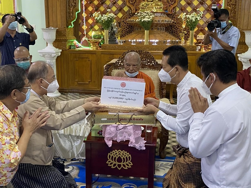 缅甸中华总商会林文猛会长及商会代表向国家僧侣协会主席巴丹达·固玛雅·毕文萨长老顶礼1000万缅元。