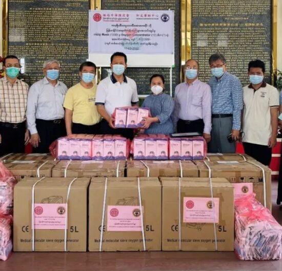 缅甸中华总商会、仰光华助中心向仰光多家诊所捐赠抗疫物资