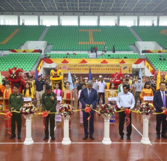 陈海大使出席缅华侨界春节篮球友谊赛开幕式