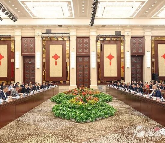 马兴瑞艾尔肯·吐尼亚孜会见第十届世界华侨华人社团联谊大会代表参访团